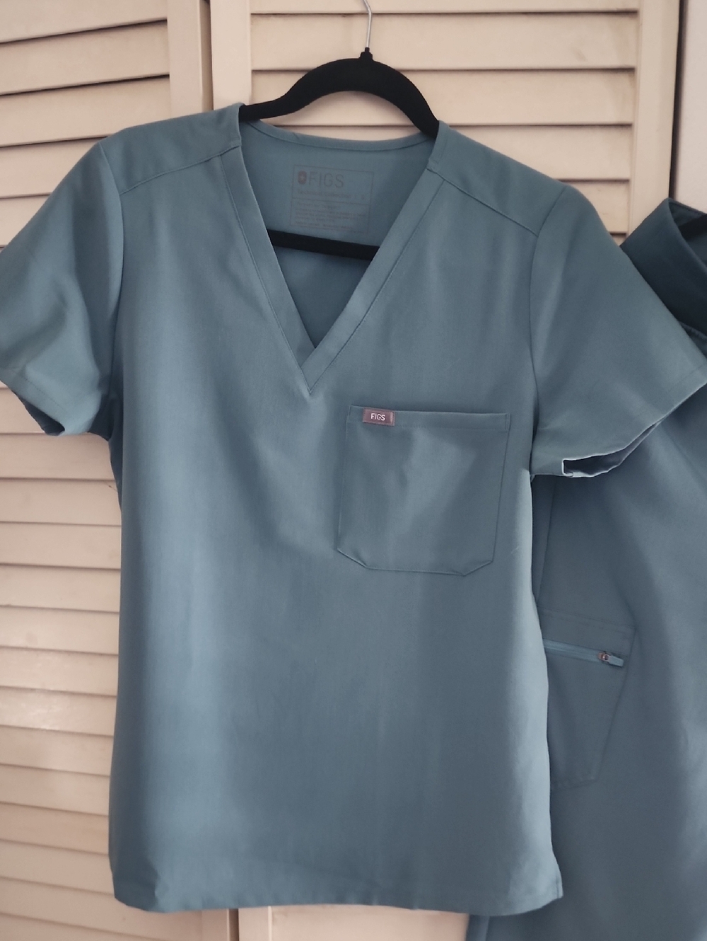 Figs V-Neck Scrub Top in Teal Blue. SMALL TOP AND A MEDIUM JOGGER PANTS